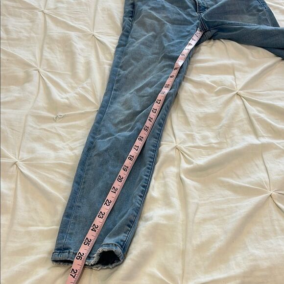 Abercrombie & Fitch Women's Ultra High-Rise Super Skinny Light Wash Jeans Size 2 - Picture 4 of 10